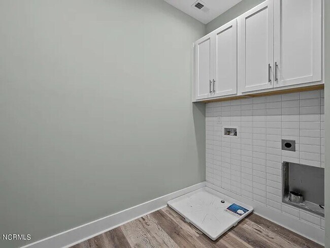 Building Photo - Beautiful New 4 Bedroom, 3 full bath plus ...