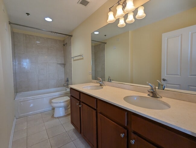 Building Photo - 828 W Grace St