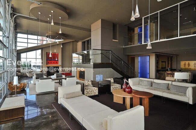 Building Photo - 1 Bed/2 Bath Condo with Garage / Pet-Friendly / Available Now!