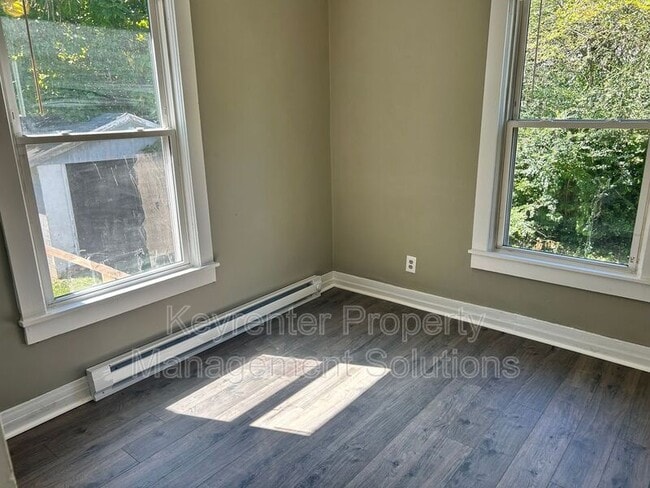 Building Photo - 311 Elm St