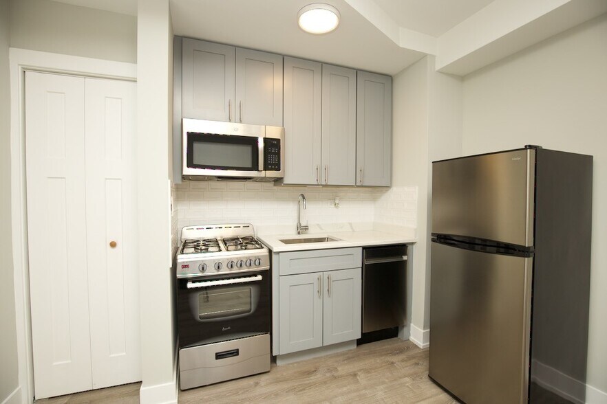 Building Photo - 545 W Belmont Ave