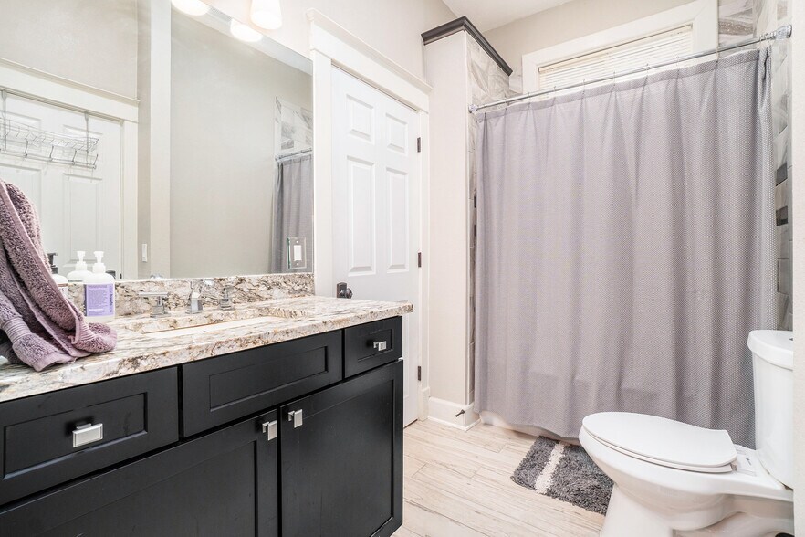 Beautifully updated batrhoom - 4512 Tracy Avenue
