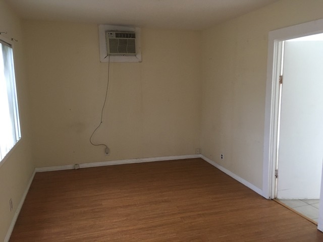 Living room - 3037 Evelyn Ave