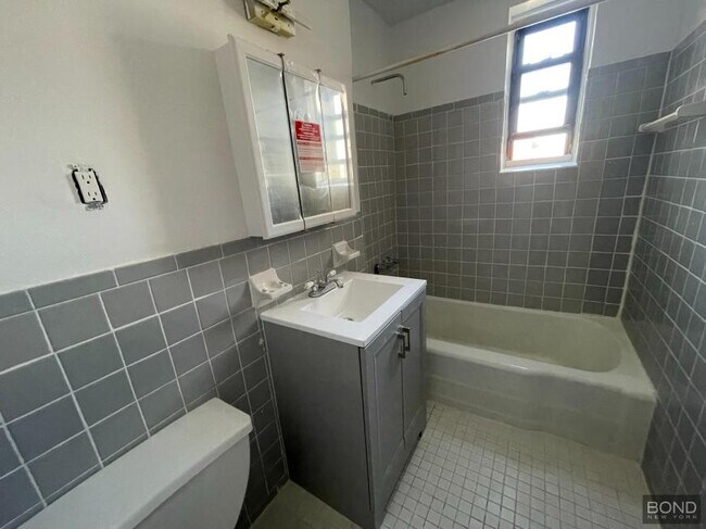 Building Photo - 1 bedroom in Queens NY 11106