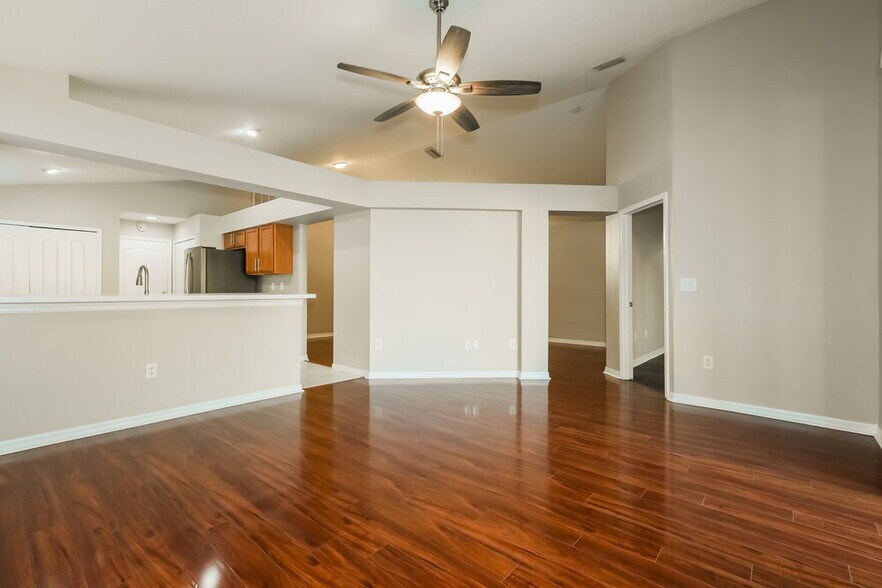 Building Photo - 905 15th St NE