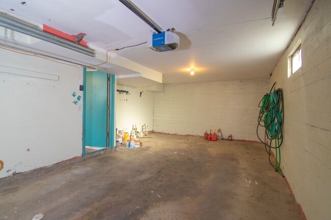 Building Photo - North Side Shadle Park 3 Bed 1.5 Bath Home with beautiful hardwood floors Full Basement