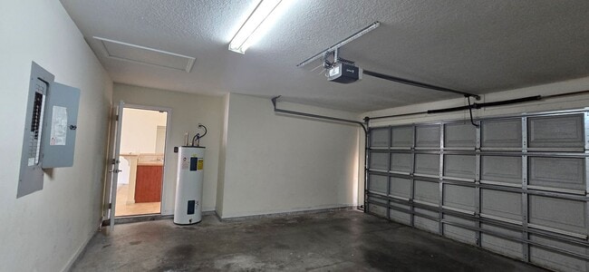 Building Photo - Single Family Home in Grandview