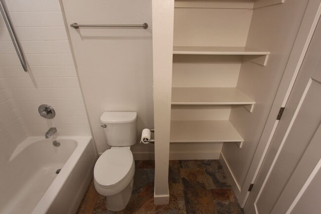 Building Photo - $500 OFF THE FIRST MONTHS RENT! Home in Mo...