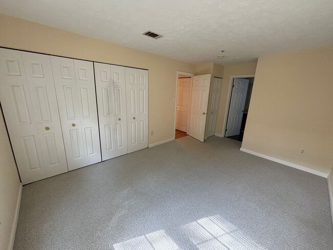 Building Photo - Updated - 2BD/2BA on 2nd floor with Balcony!