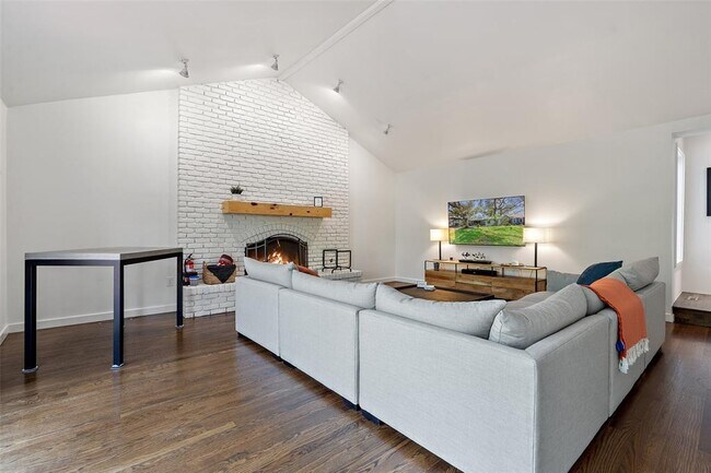 Building Photo - 2202 Montclaire St