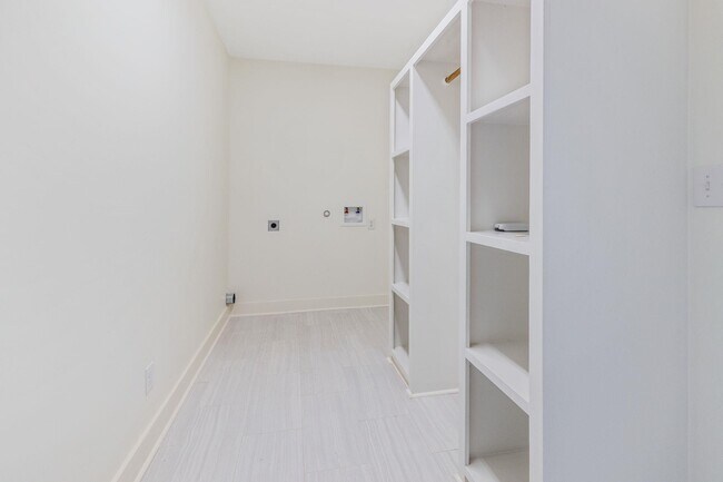 Building Photo - 927 Magdalena Street