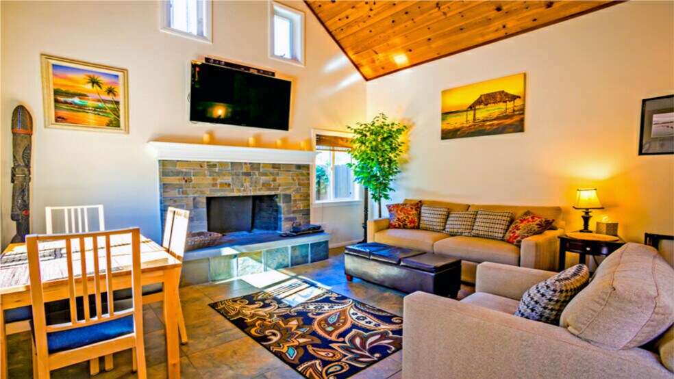 Cozy LR with 15 ft vaulted ceiling - 6750 Draper Ave