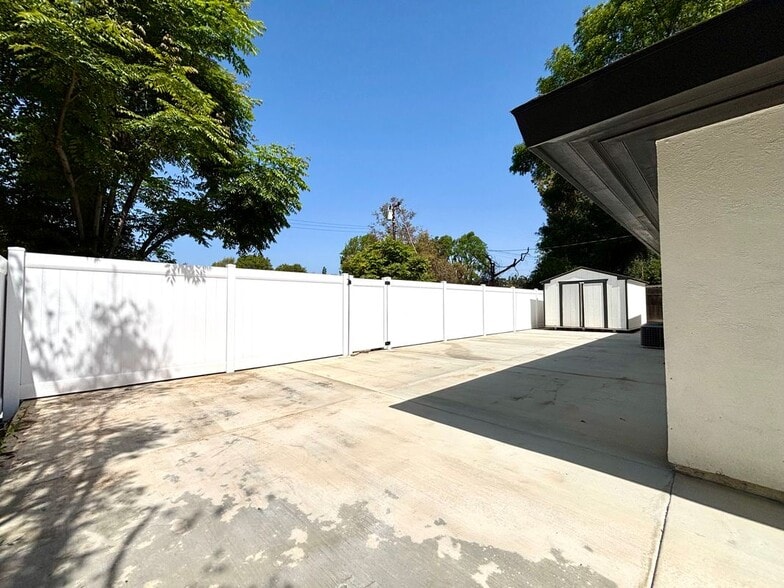 Building Photo - 2013 Victoria