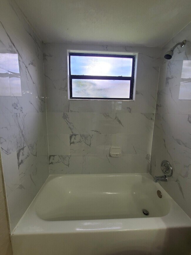 Building Photo - 1520 Lake Crystal Dr