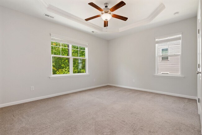 Building Photo - 3 Bed 2.5 Bath End Unit at Winsford At the Park!