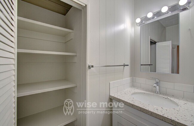 Building Photo - NW Greeley Duplex