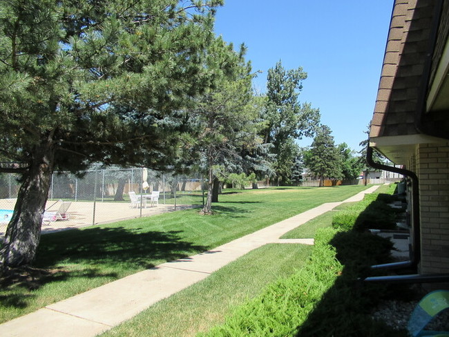 Building Photo - Wonderful Townhome in Applewood Park!