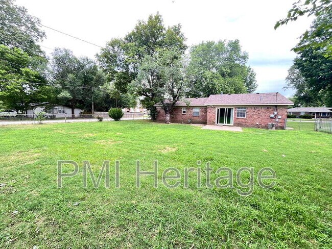 Building Photo - 2100 Cottonwood Pl