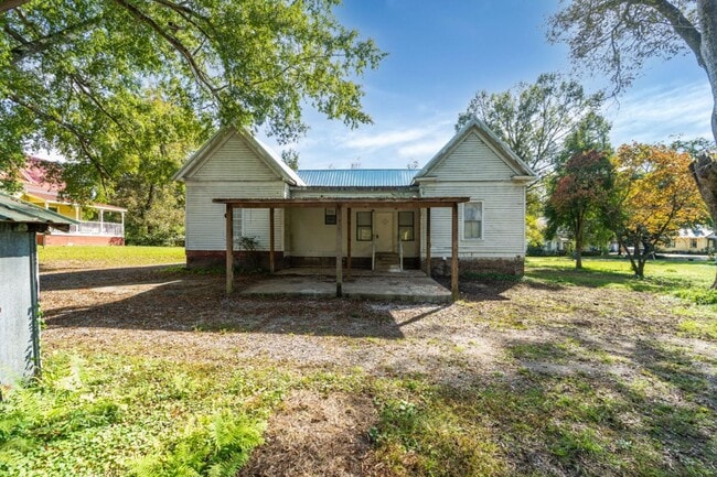 Building Photo - Talladega Beauty! Renovated 4BR/2BA with Huge Covered Porch