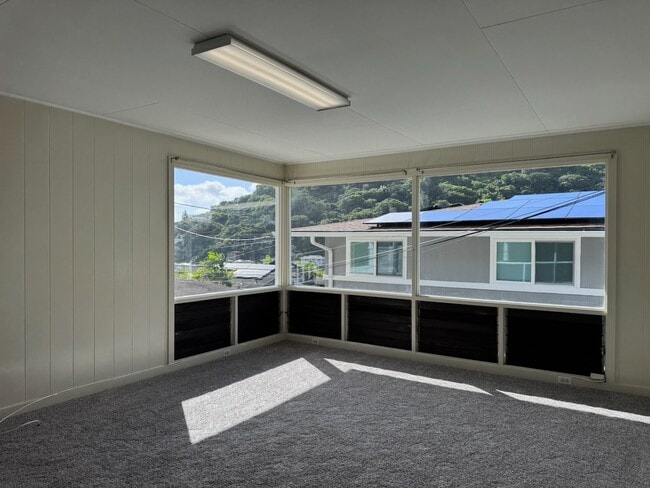 Building Photo - 3br - 3 Bed/2 Bath House with Family Room - Convenient Honolulu Location
