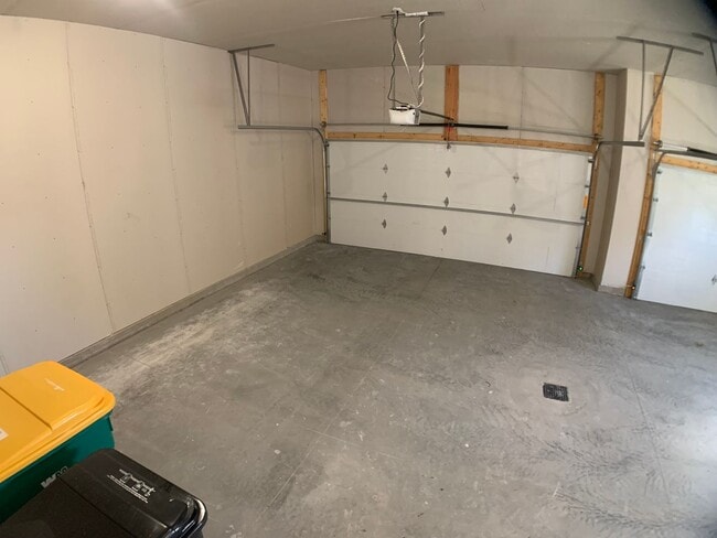 Building Photo - 3 Bed 2.5 Bath Single Family Home