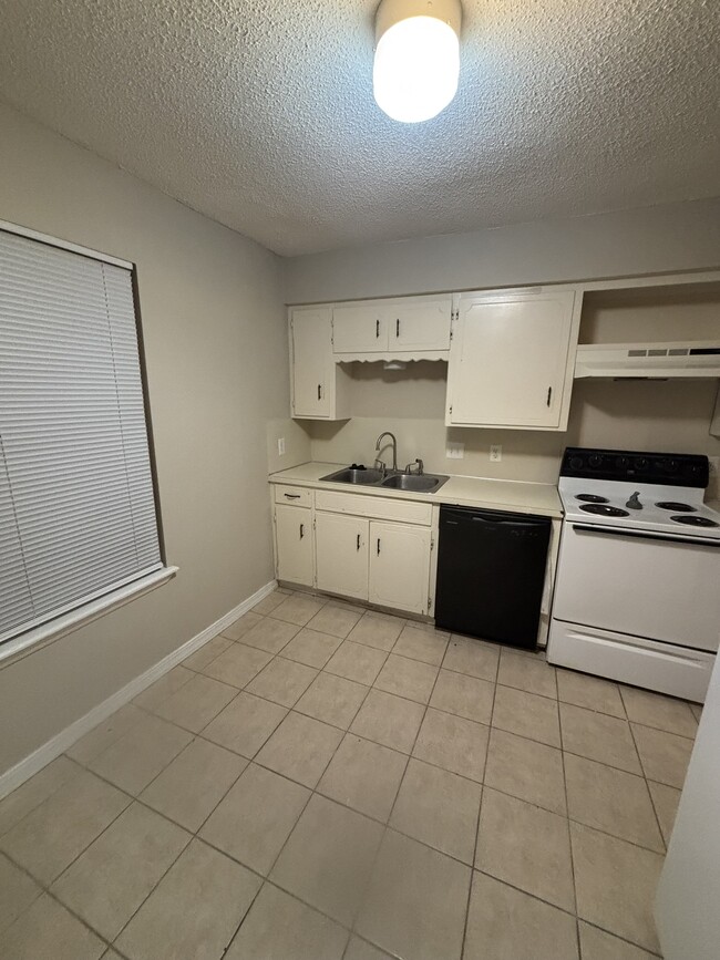 Building Photo - 639 N Betty Jo Dr