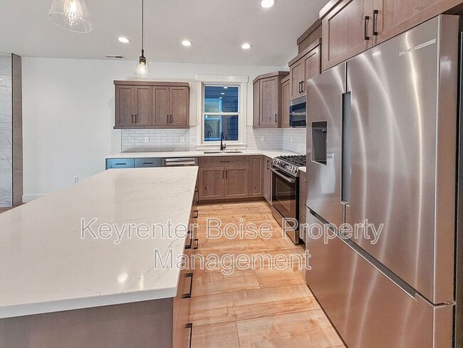 Building Photo - 622 E Krall St