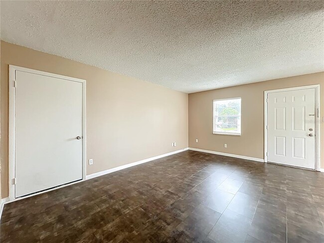 Building Photo - 4223 Parkside Dr
