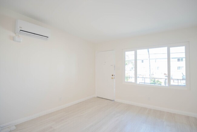 Building Photo - 825 W 167th St