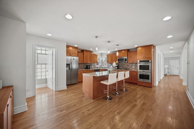 Building Photo - 9157 S Avers Ave