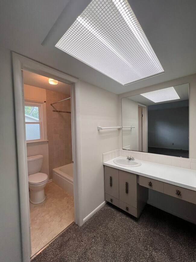 Building Photo - Cozy 3 BR Home in Convenient Location