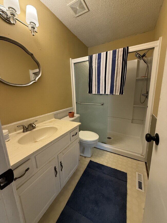 Building Photo - Single-Level 2 Bed, 2 Bath Duplex Near Percy Priest Lake with Lawn Care Included