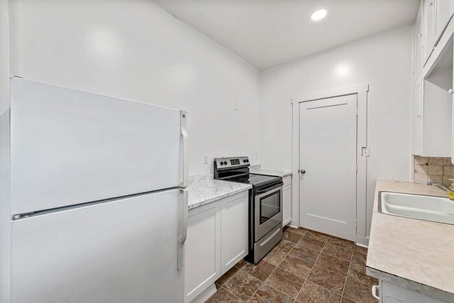 Building Photo - Charming Downtown 1-Bedroom in Historic Victorian Building