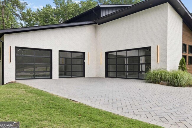 Building Photo - 1000 Clementstone Dr NE