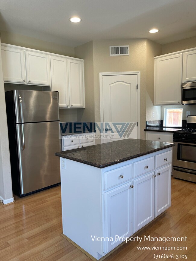 Building Photo - Spacious 3 Bedroom Home in Great Location