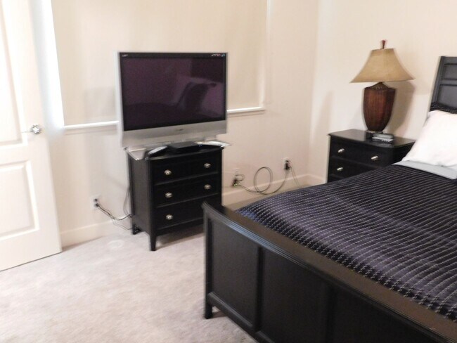 Building Photo - Fully Furnished 3BR/3BA Twnhs w/Prkg for 2 - Available Now