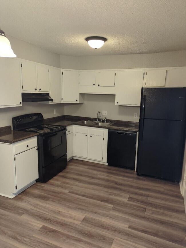 Building Photo - Coming Soon!!! Located near Columbia Airport