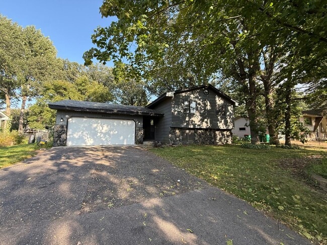 Building Photo - Spacious 4 Bedroom Home in Coon Rapids