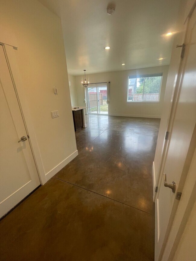 Building Photo - Stunning Three Bedroom Town Home In Lebanon OR!