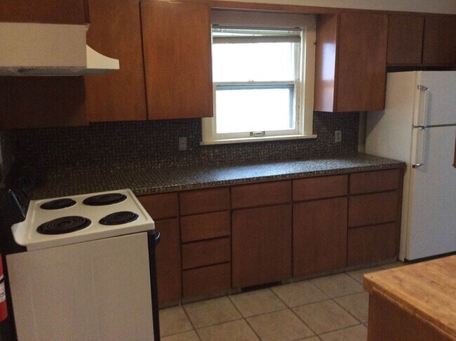 Building Photo - 5 Bed, 2 Bath Home NEAR CSU!