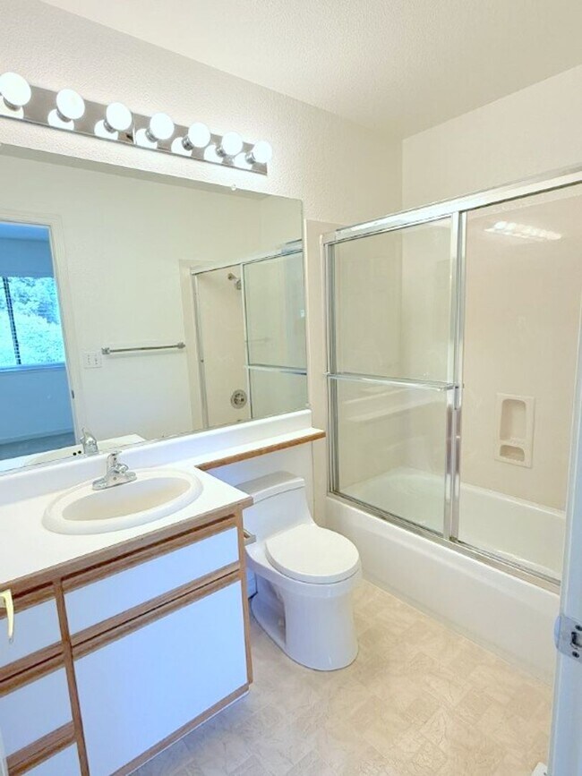 Building Photo - Fabulous Townhouse at Ashford Court - Close to BART, Downtown & Trails !