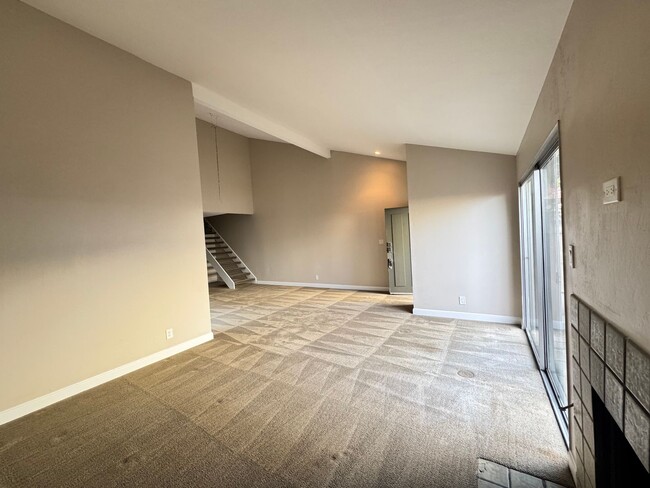 Building Photo - Updated 3-Bedroom Townhouse in Prime Foste...