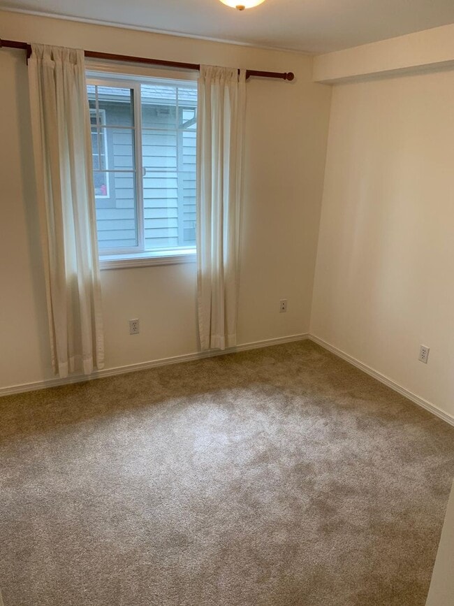 Building Photo - In the heart of Green Lake 3 bed 2.5 bath townhome for rent