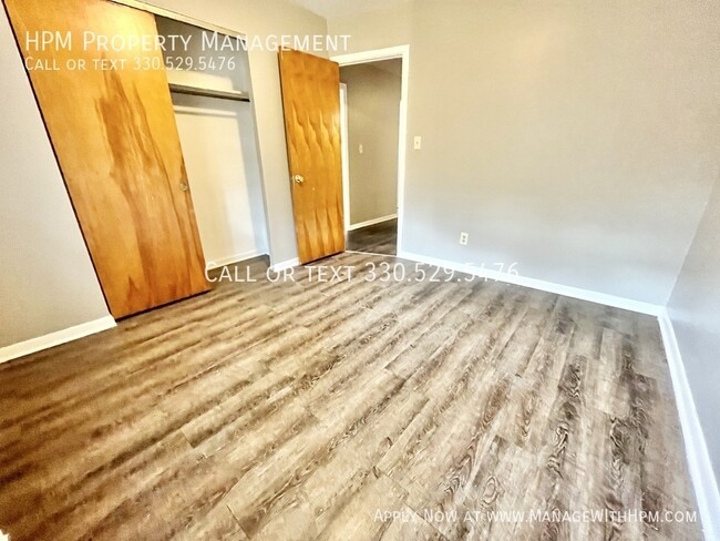 Building Photo - Coming Soon - Remodeled two-bedroom apartm...