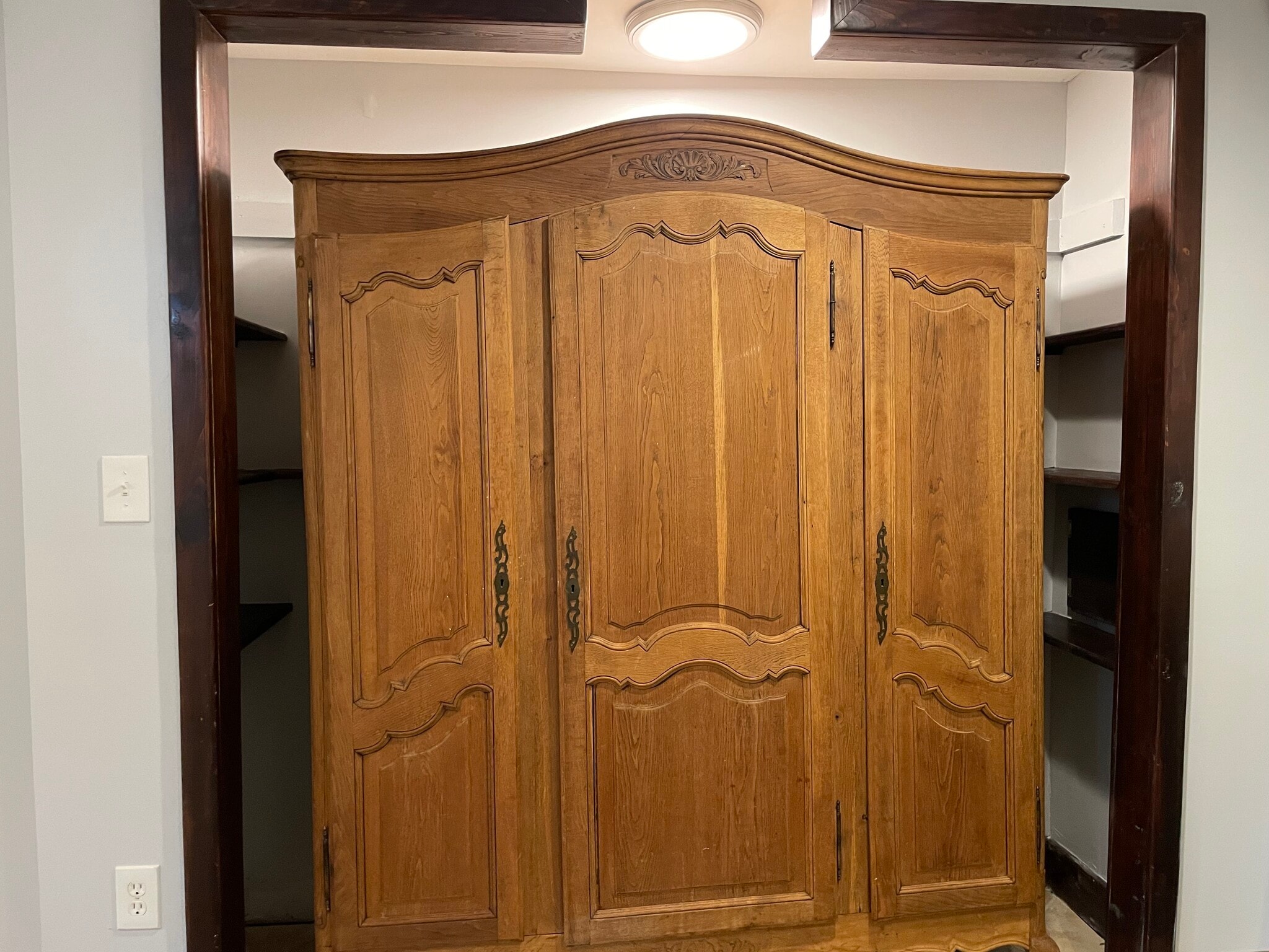closet/armoire - 1836 Varnum St NE