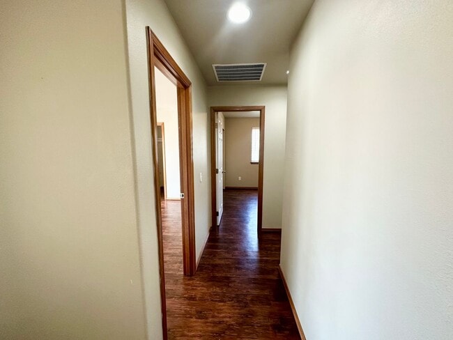 Building Photo - Spacious 3 Bedroom 2 Bathroom Home Now Available