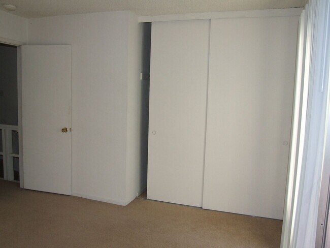 Building Photo - 2 Bedroom in Central Incline (IM21)