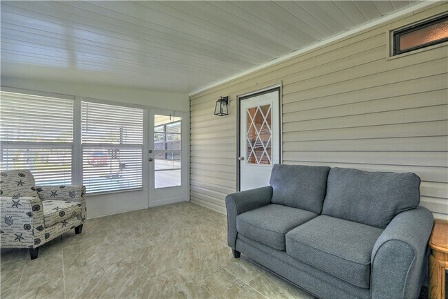 Building Photo - 561 Dolphin Cir