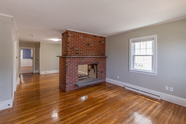 Building Photo - 10 Samoset St