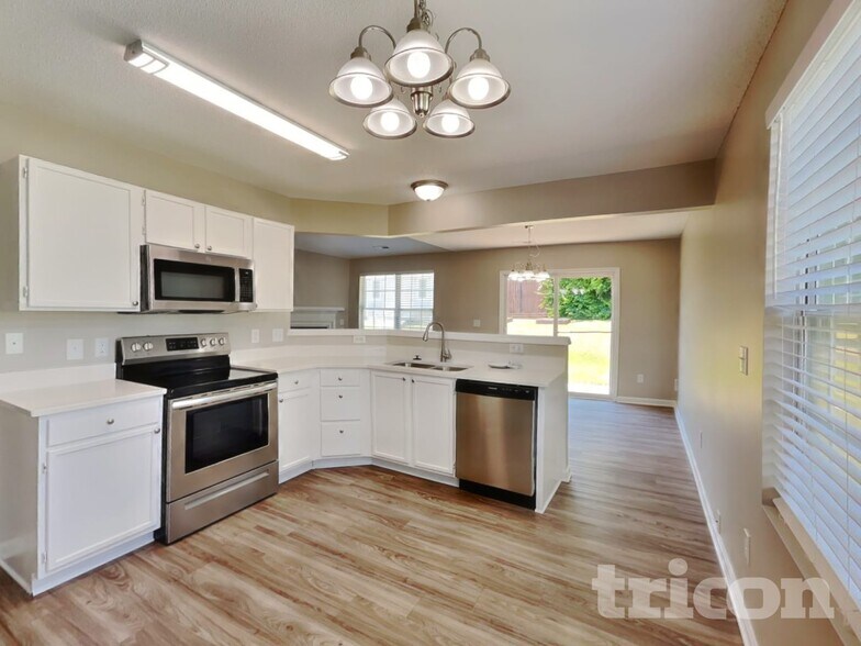 Building Photo - 3120 Riverbrooke Dr